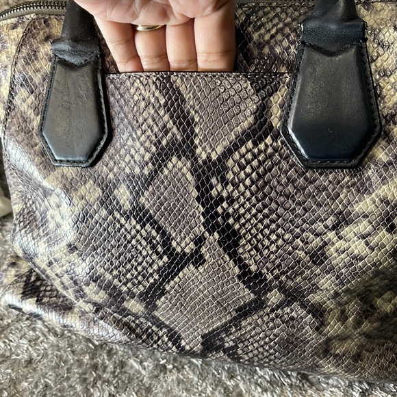 GUC- MICHAEL KORS embossed leather bag - Picture 11 of 15